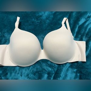 Incredible by Victoria’s Secret lined demi cream bra size 36DDD. Like new.